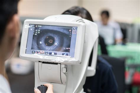 how does a digital eye exam work